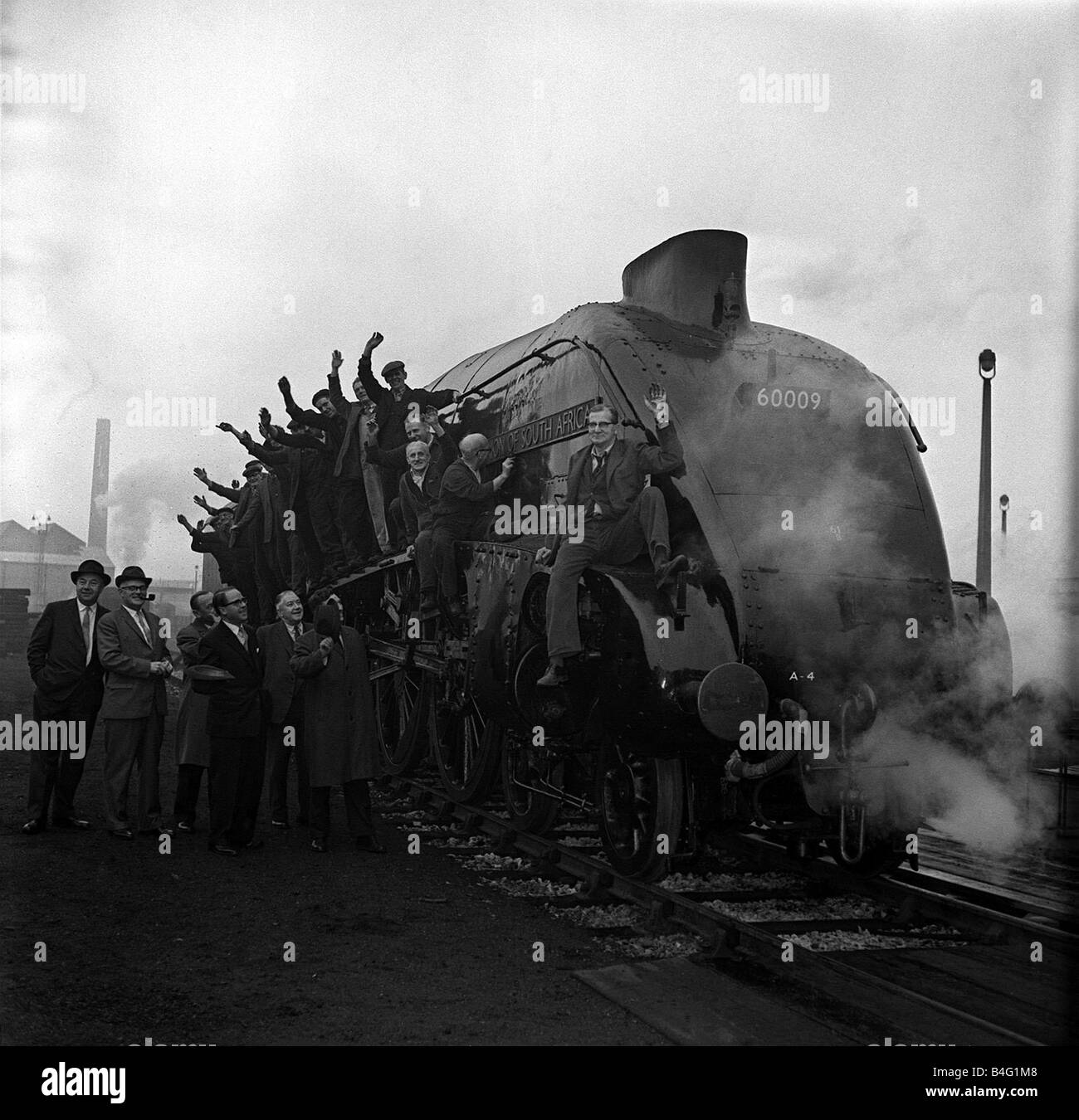Ultima locomotiva a vapore per lasciare Doncaster opere locomotiva 1963 e i funzionari dare la locomotiva di semplificare un addio per l'ultima volta Foto Stock