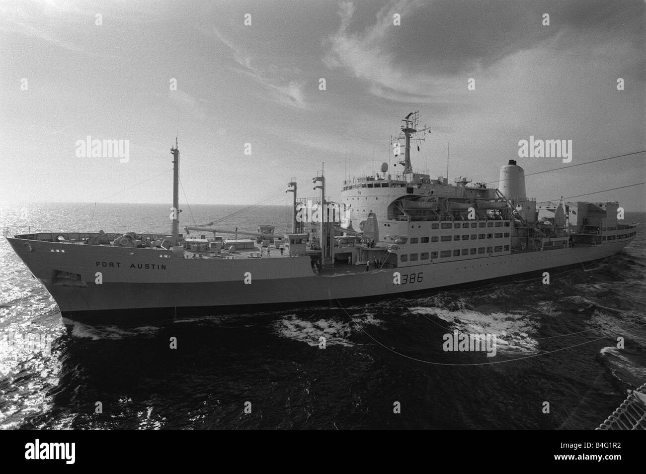 Navi RFA Fort Austin Ottobre 1985 ri che alimenta la portaerei invincibile nell'Atlantico settentrionale Foto Stock