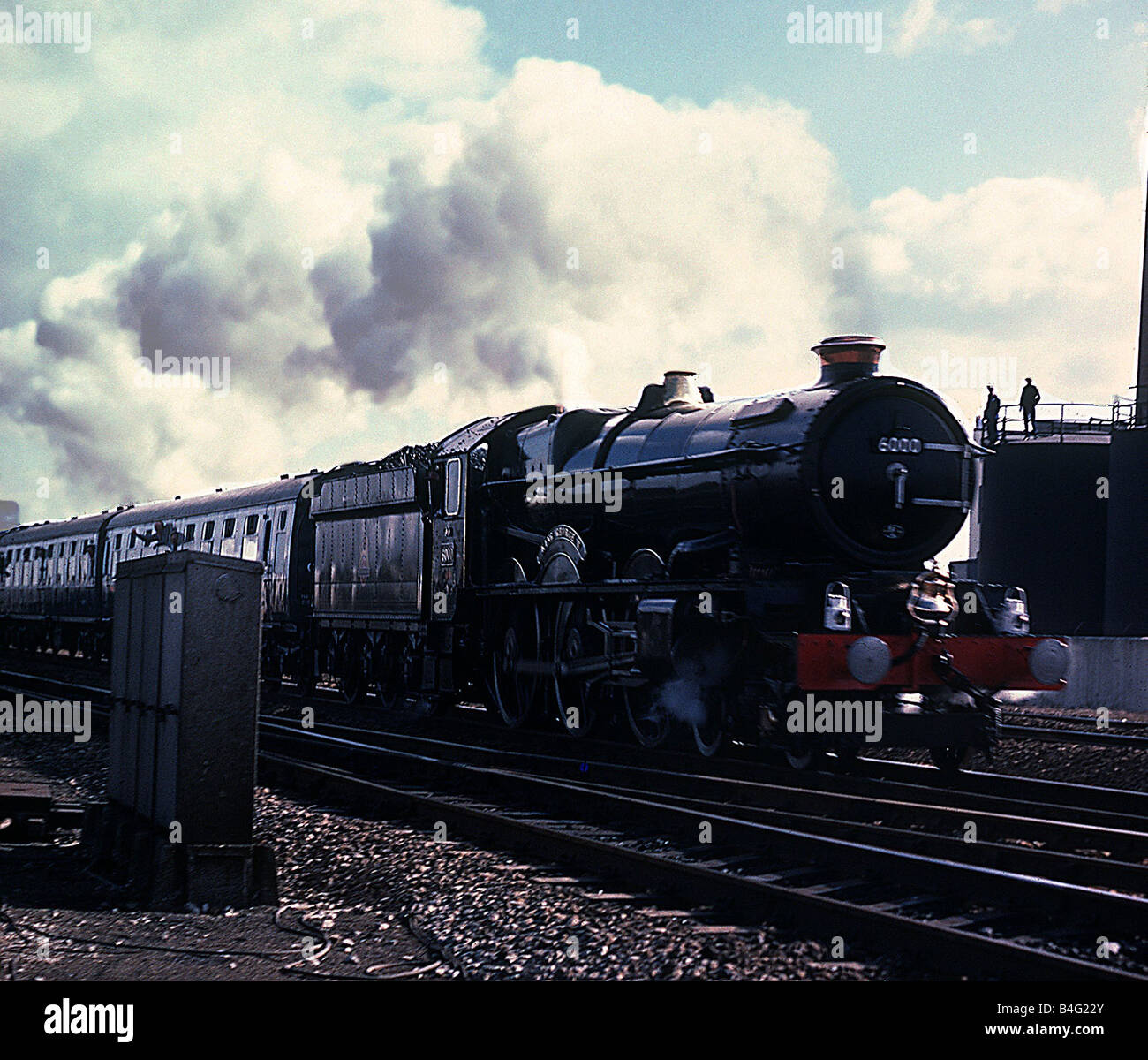Rotaia di trasporto di vapore motori Re Giorgio V GWR Great Western Railway locomotiva a vapore in esecuzione tra le stazione di Paddington e di Bristol Circa 1985 Foto Stock