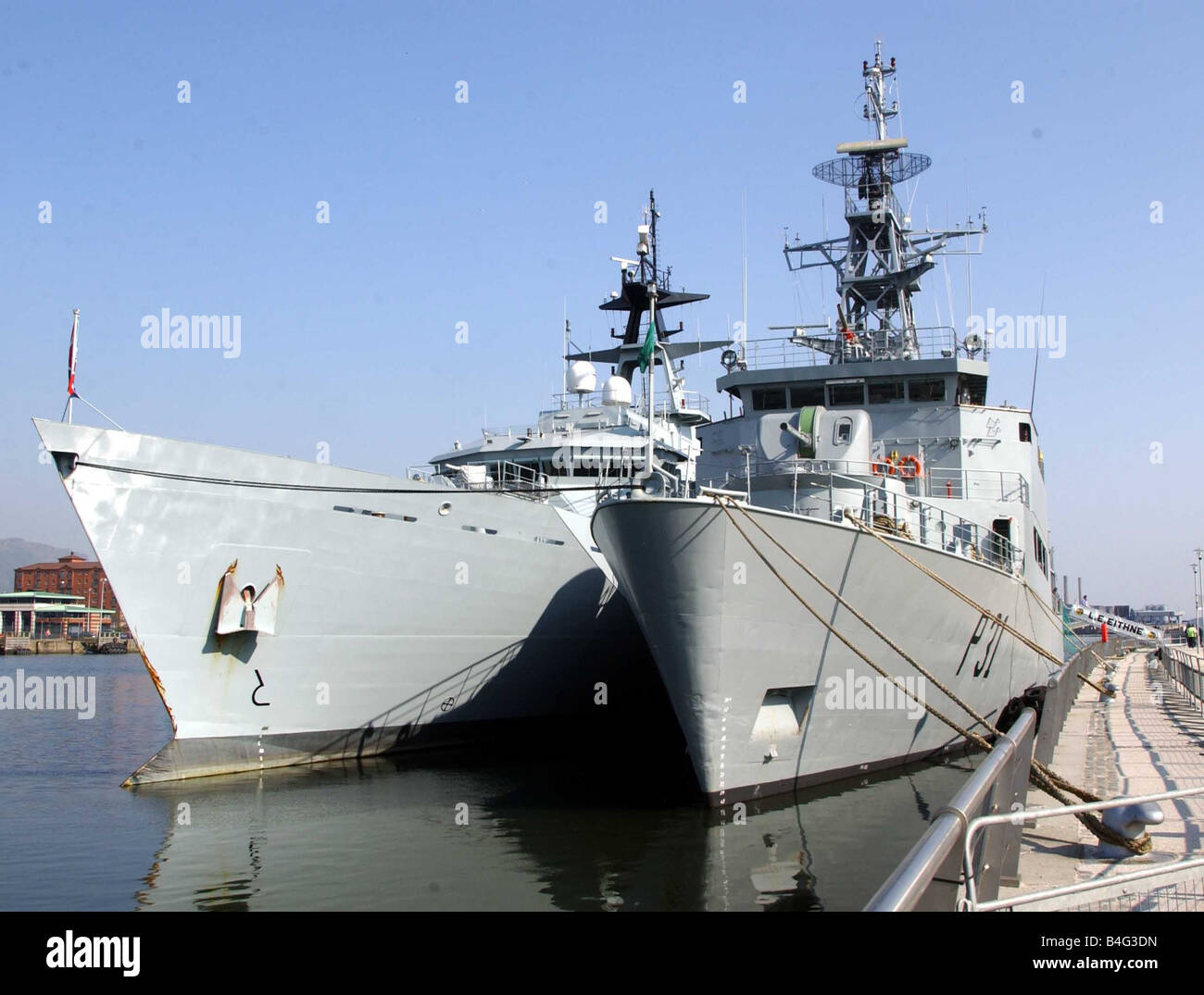 Il dispositivo HMS Tyne e il LE Eithne ormeggiato a fianco a fianco al Queens Bay Quay a Belfast Aprile 2003 Foto Stock