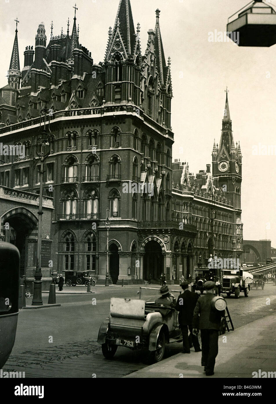 Un autista chiede per le direzioni in Euston road fuori Londra Midland Scottish L M S capolinea di Londra St Pancras stationn e hotel Settembre 1931 Foto Stock