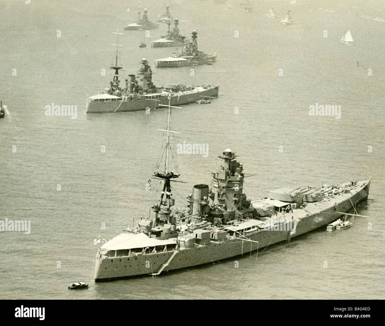 HMS Nelson in primo piano si vede qui con HMS Rodney Ramillies vendetta la risoluzione e la Royal Sovereign nel Solent In preparazione per la revisione dei re della flotta Maggio 1937 Foto Stock