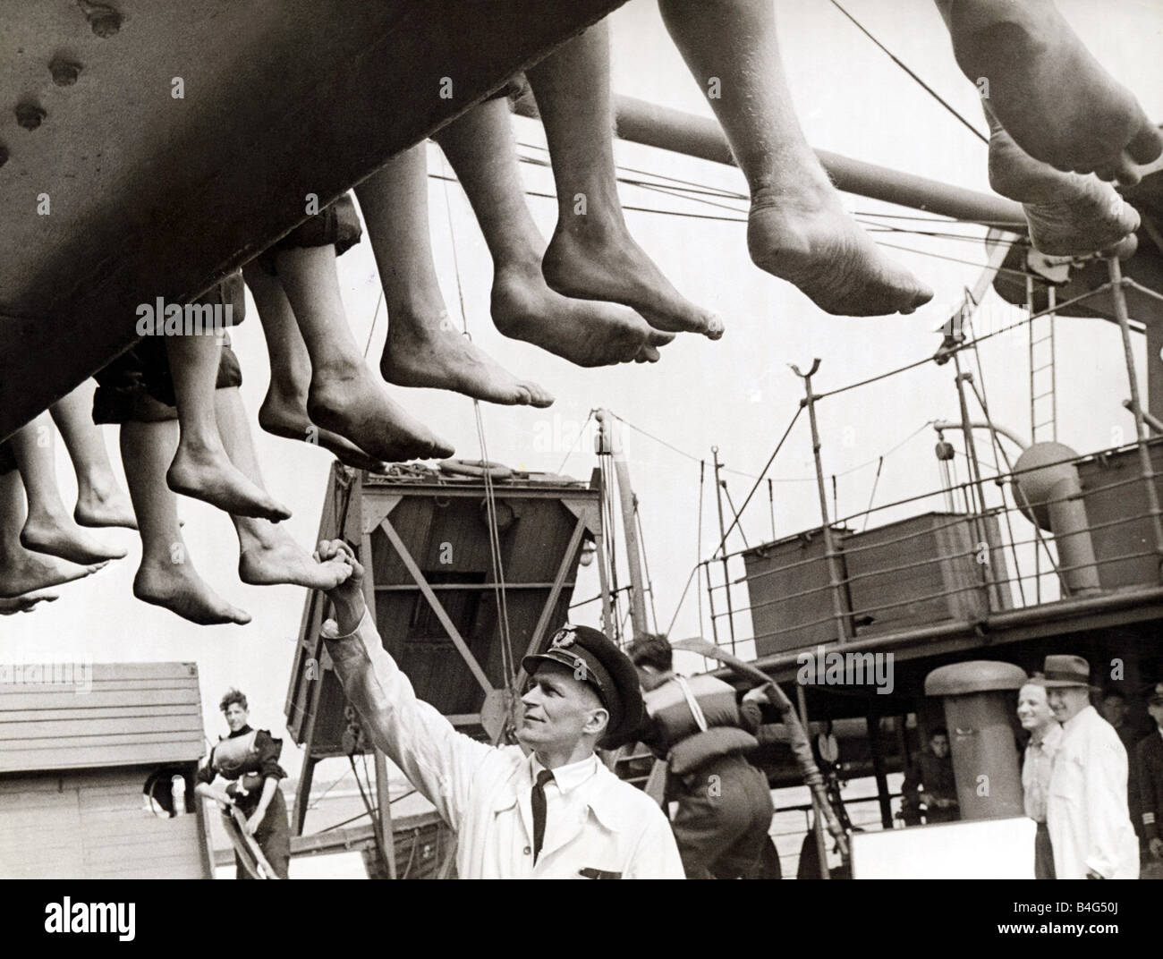 Marina Mercantile allenamento Giugno 1944 i ragazzi hanno i loro piedi ispezionati i ragazzi mettono il loro piede migliore in avanti Foto Stock