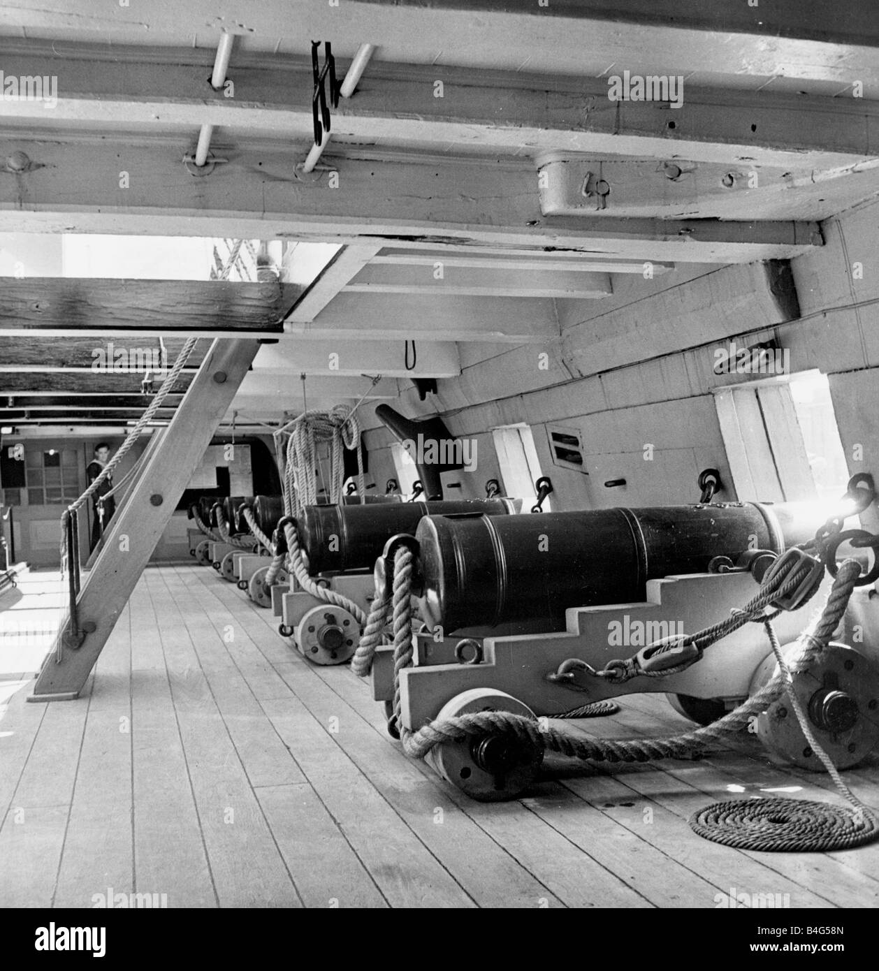 HMS Victory la Battaglia di Trafalgar ammiraglia di Lord Nelson uno della vittoria s tre ponti di pistola ferratura le corde pesanti e per affrontare il problema che dovevano essere utilizzati per trasportare la pistola torna dopo ogni colpo circa settanta Foto Stock