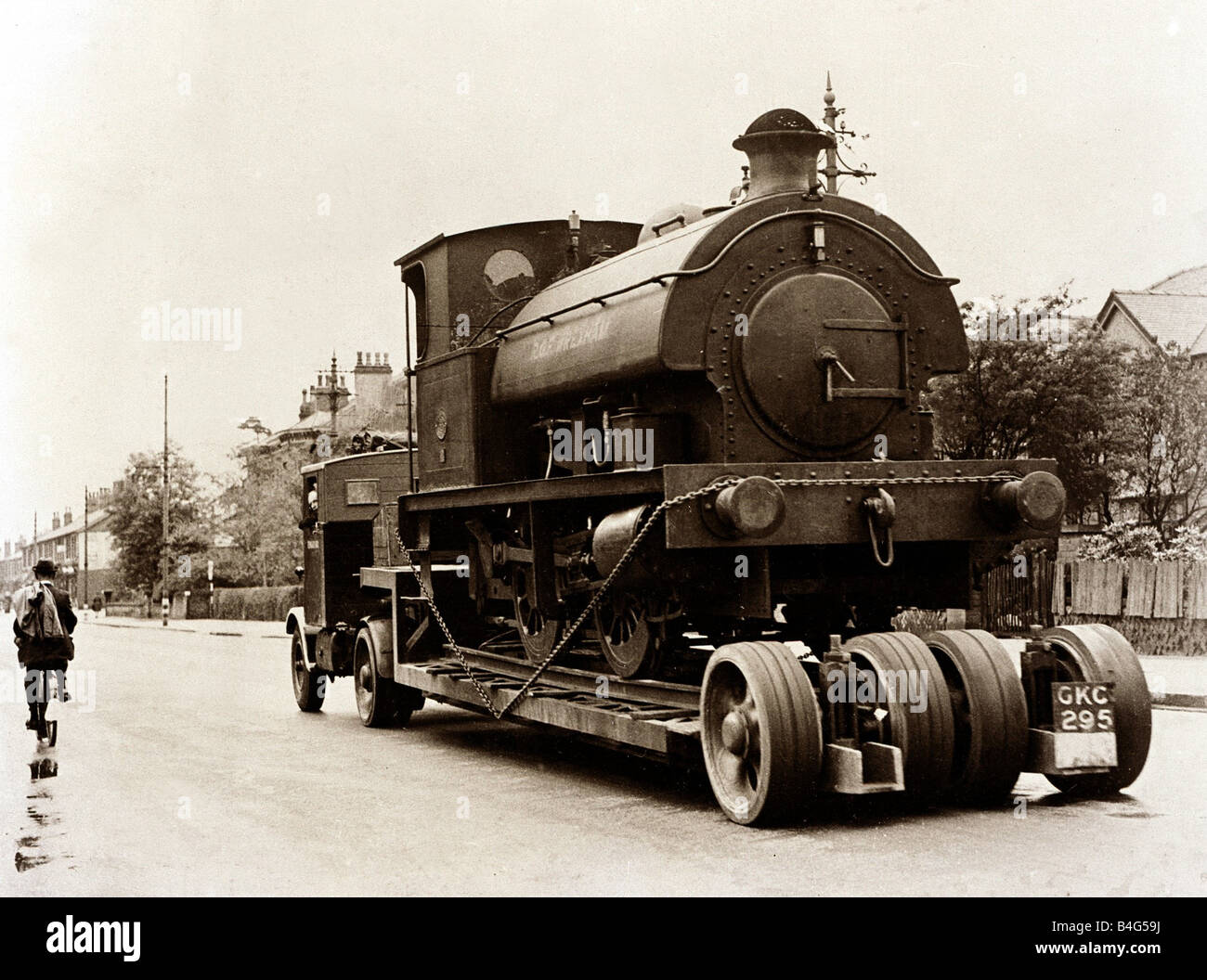 Una locomotiva treno è aspirata attraverso le strade di Stretford sulla strada per il negozio di riparazione di giugno 1943 Foto Stock