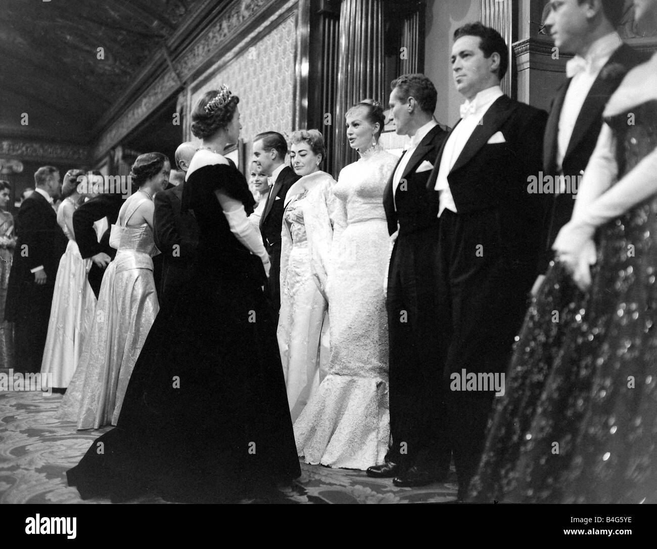 La regina Elisabetta II si vede qui a parlare di attrice Anita Ekberg seguendo il 1956 Royal Show del Film Foto Stock