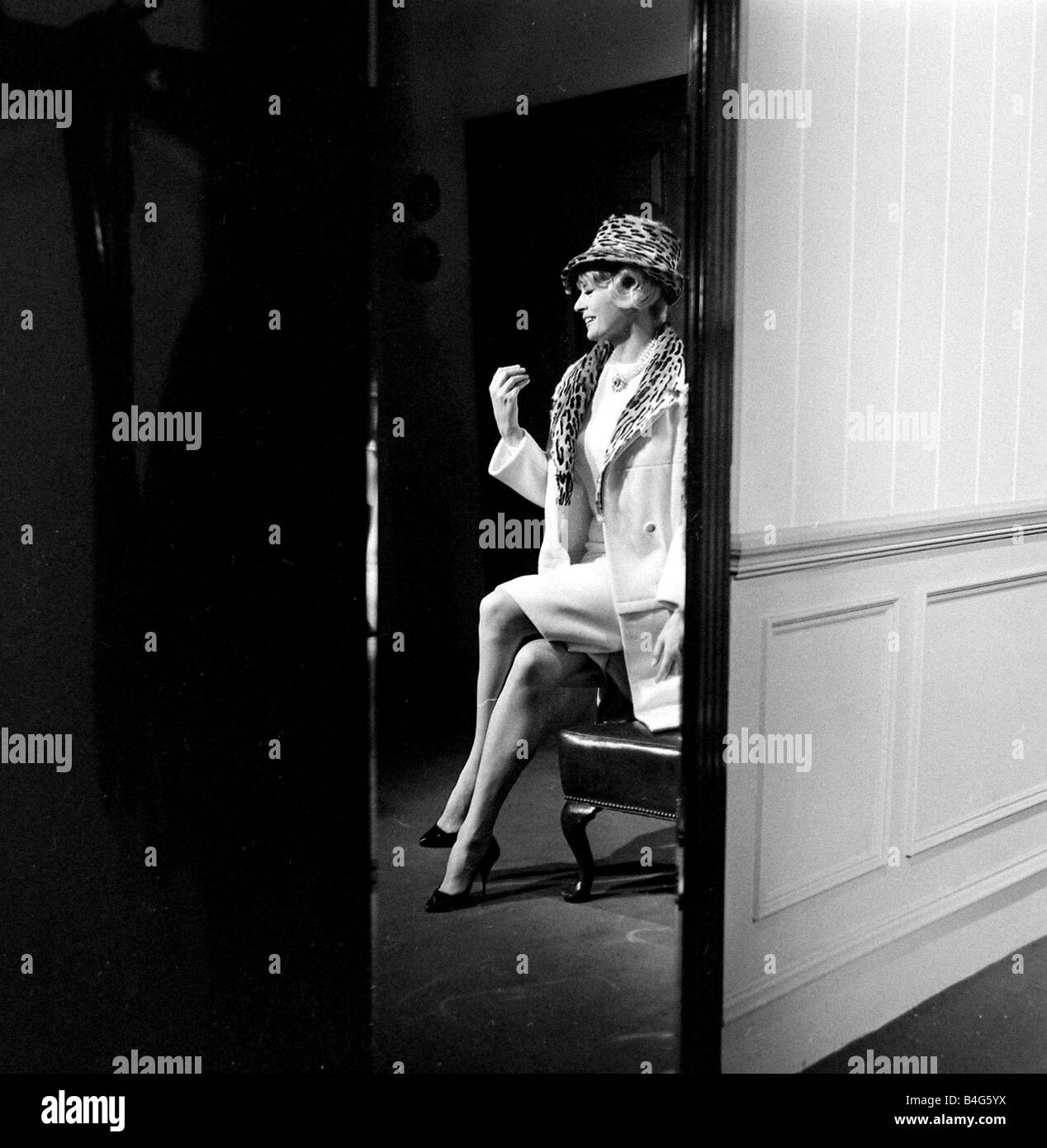 L'attrice Anita Ekberg visto qui sul set di ABC omicidi Foto Stock