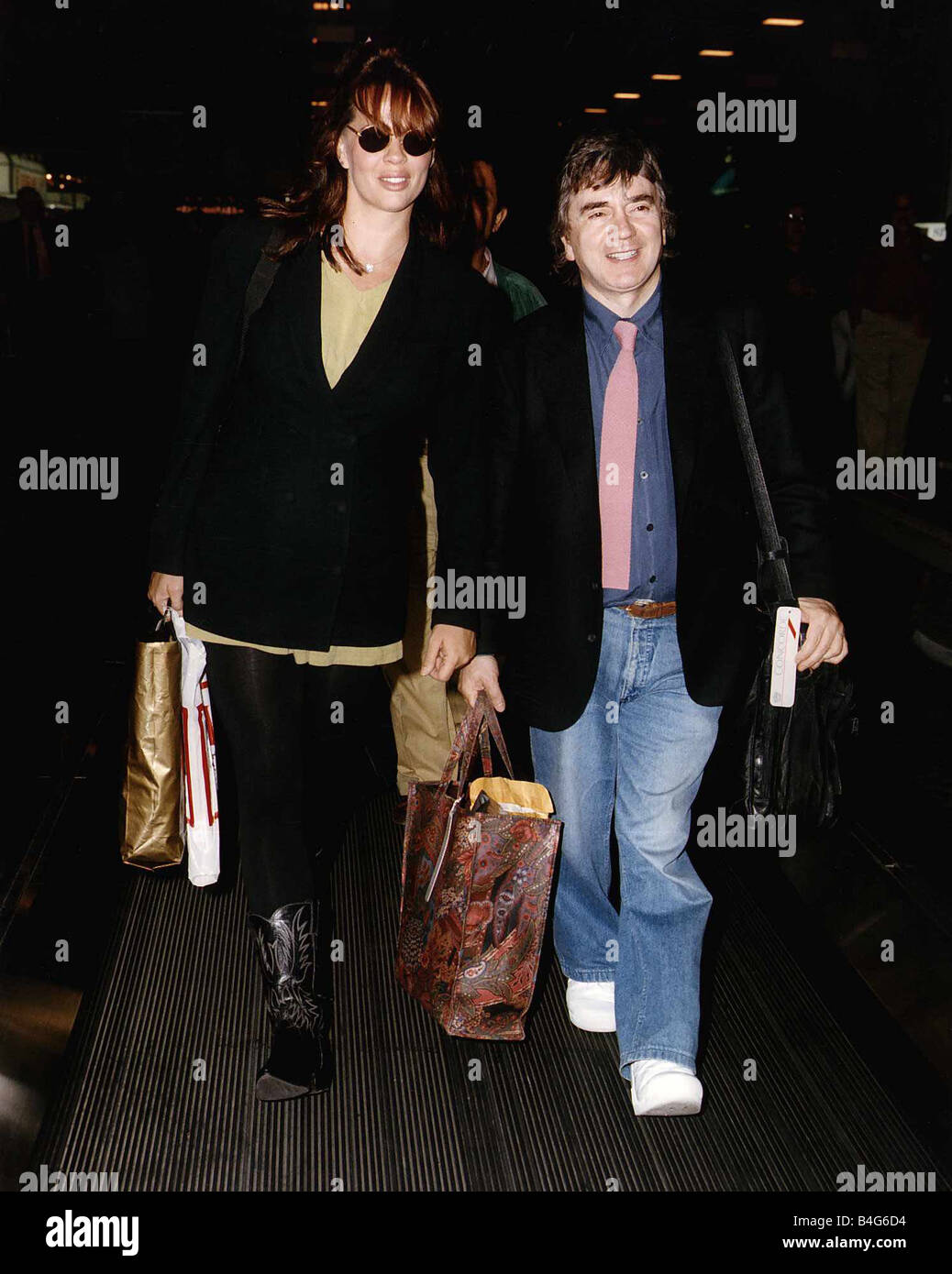 Dudley Moore attore comico con sua moglie attrice Brogan Lane all'Aeroporto di Londra Foto Stock