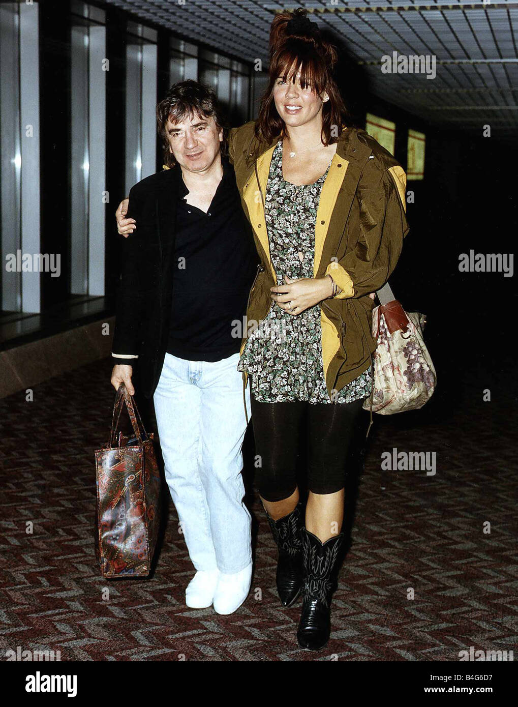Dudley Moore attore comico con la sua attrice moglie Brogan Lane all'Aeroporto di Londra Foto Stock