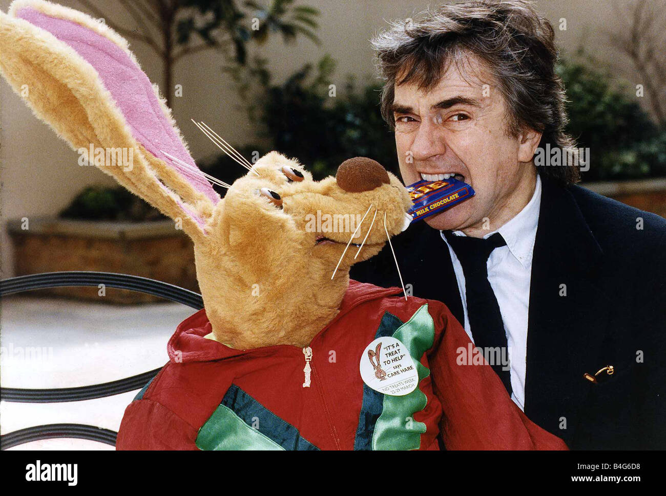 Dudley Moore attore comico e Care Lepre vuole figli di smettere di mangiare cioccolato per una settimana in uno sforzo per migliorare la salute Foto Stock