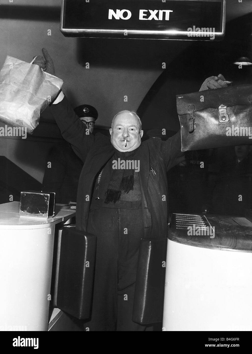 Il nuovo robot ticket inspector a Stamford Brook station sulla metropolitana di Londra causando problemi per Robert Beale 1 000 macchina sperimentale controlla i biglietti con un occhio magico prima di un cancello si apre per permettere ai passeggeri attraverso di esso ha già intrappolato molte donne incinte detenute fino Rush Hour passeggeri e bordato in quelli con borse borse e bagagli Trasporti di Londra sarà fuori di ferro questi problemi iniziali prima che il sistema viene messo in funzione Foto Stock