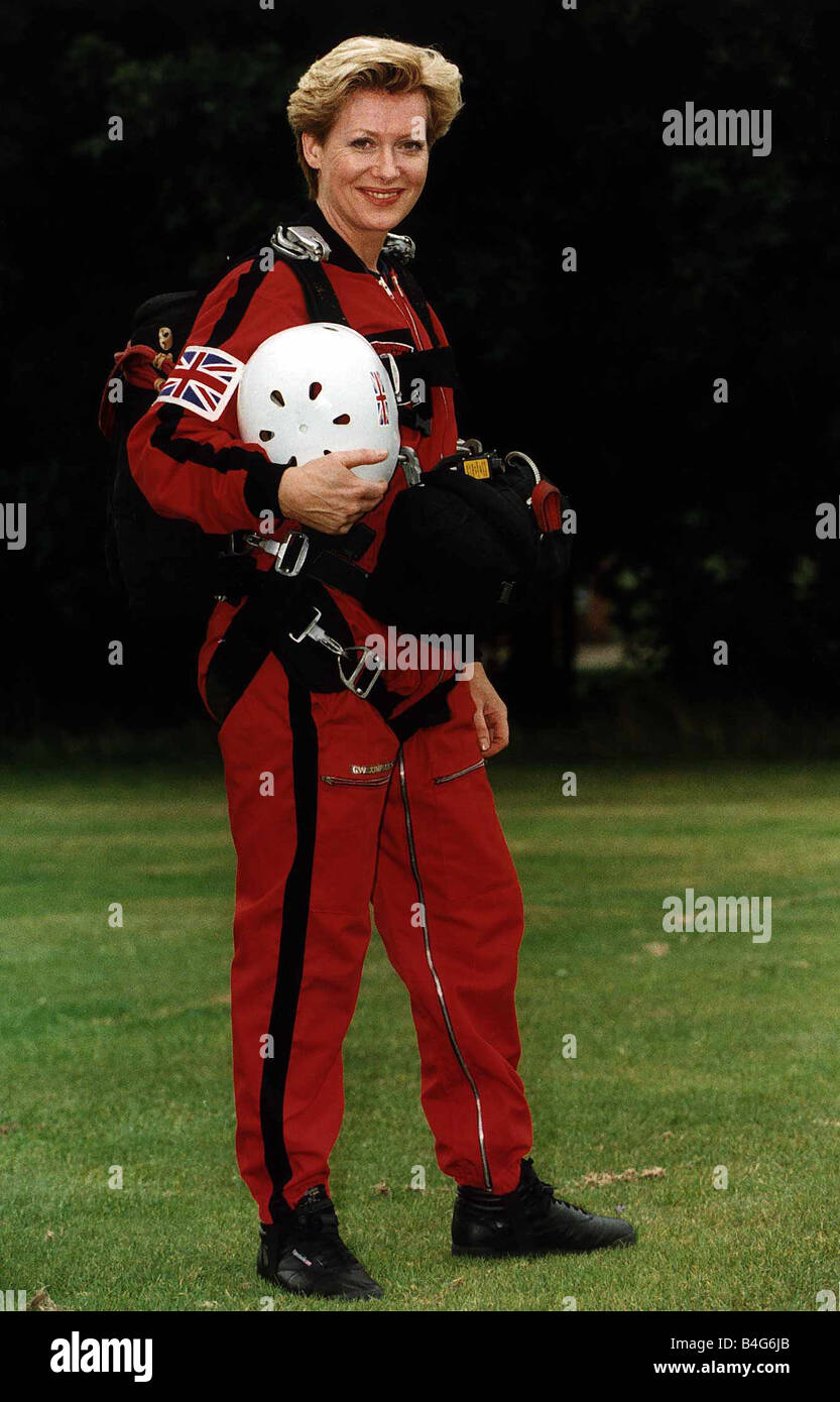 Jill Baker attrice durante la realizzazione della BBC della serie Rider tenendo la parte di un parachutist Foto Stock