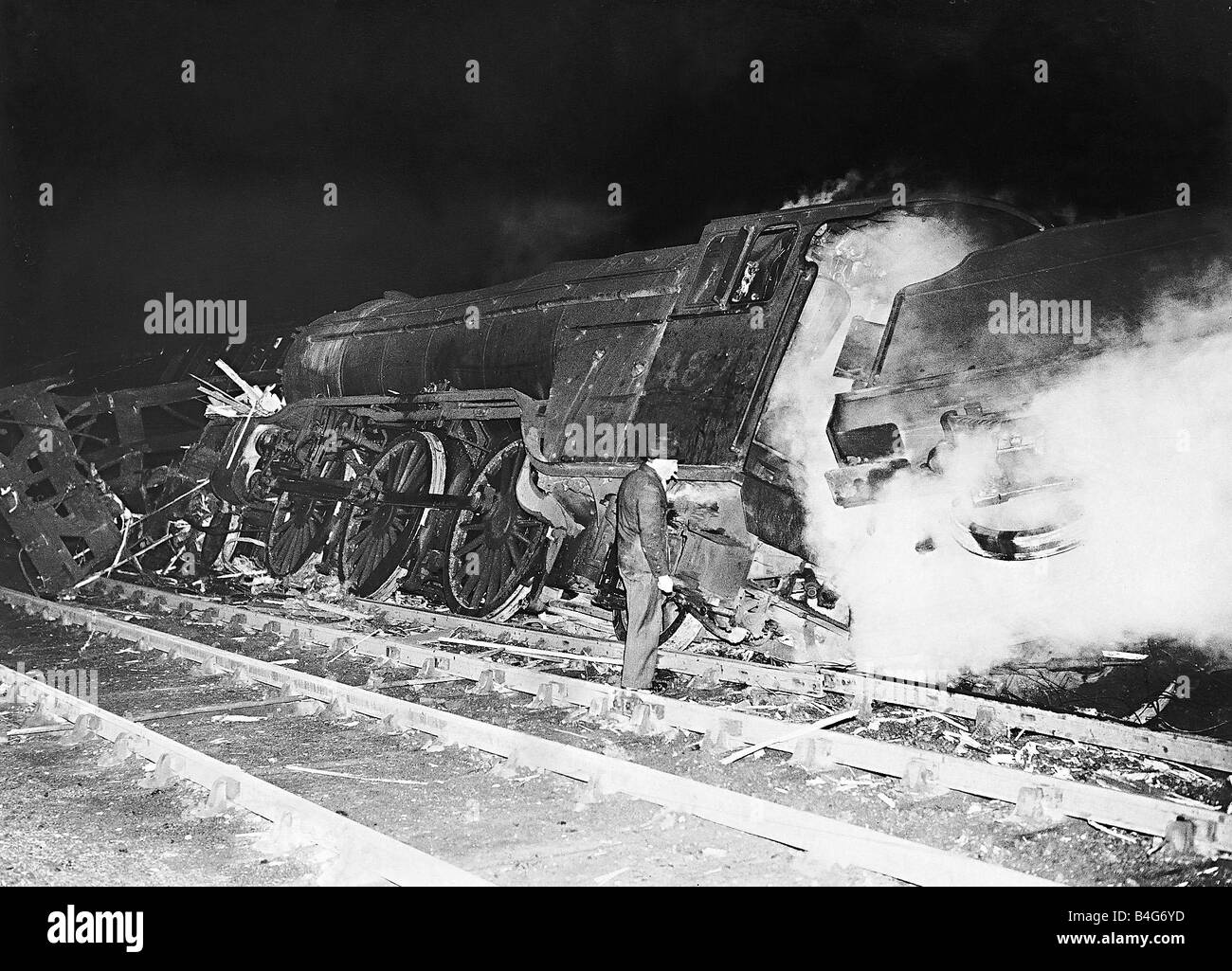 Treno a vapore che si trova sul lato dopo una collisione con un altro treno express appena fuori Potters Bar sulla East Coast Line nel 1946 Foto Stock
