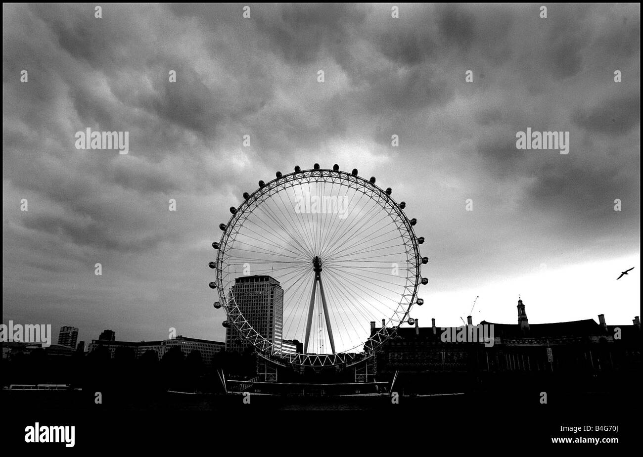 Il cielo di Londra e il London Eye all'inizio del parziale eclissi solare Ottobre 2005 Foto Stock