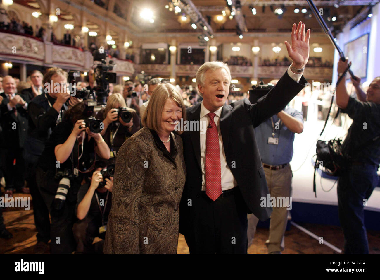 2005 partito Tory leadership contender David Davis visto qui con la moglie dopo aver consegnato la sua leadership offerta alla parte conferenza tenutasi quest'anno in Blackpool Foto Stock