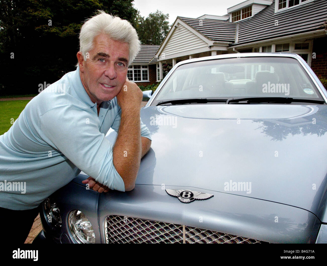 Pubblicista Max Clifford visto qui al suo Surrey a casa con la sua Bentley Motor Car Foto Stock