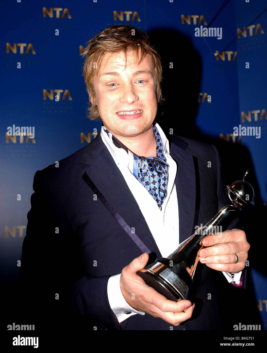 Jamie Oliver celebra il suo premio stasera al Royal Albert Hall per il National TV Awards Ottobre 2005 Foto Stock