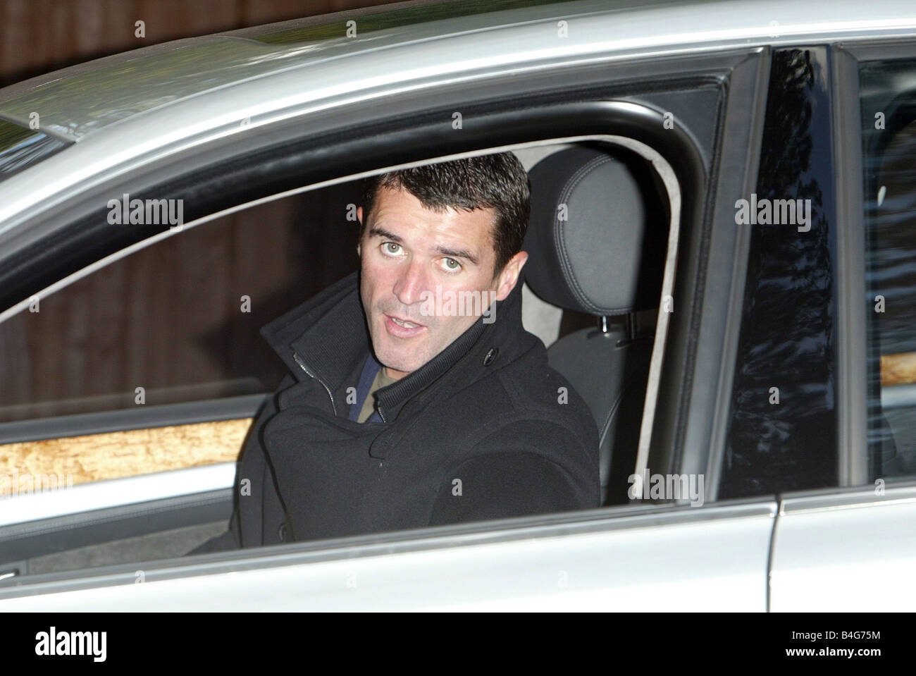 Roy Keane in stato d'animo arrabbiato a casa mentre il resto del Manchester United team vola fuori alla Francia Keane aveva fatto il suo feeling noto circa le prestazioni dei suoi compagni di squadra seguenti Uniteds sconfitta da Middlesbrough Foto Stock