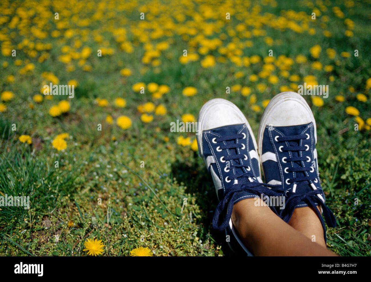 Piedi giacente in erba, prospettiva personale Foto Stock