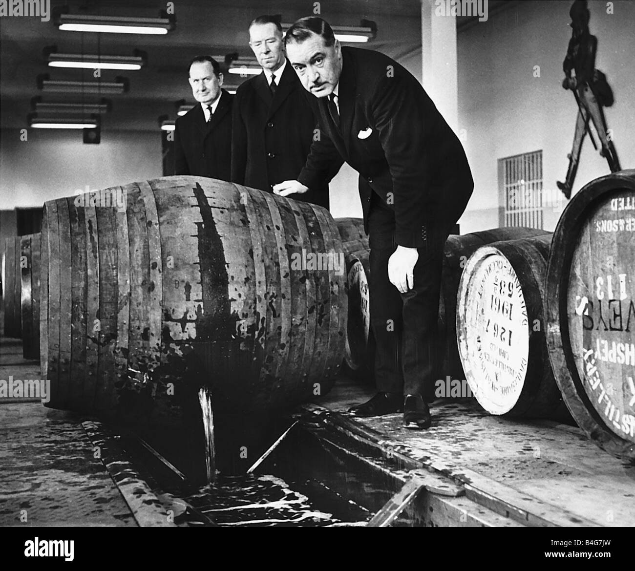 Whisky camera di mescolatura a Johnnie Walker s a Kilmarnock in primo piano è George Thomson direttore in carica di produzione e Foto Stock