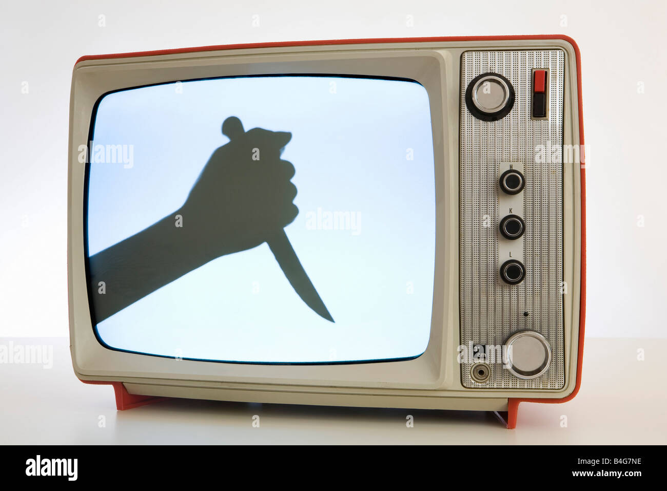 Un televisore con una immagine in bianco e nero di una mano umana in possesso di un coltello, silhouette Foto Stock