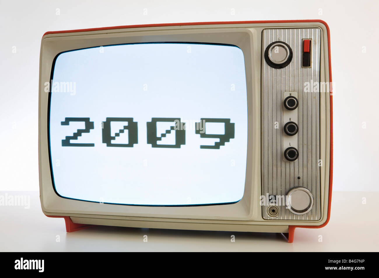 Un televisore con una immagine in bianco e nero di '2009' Foto Stock