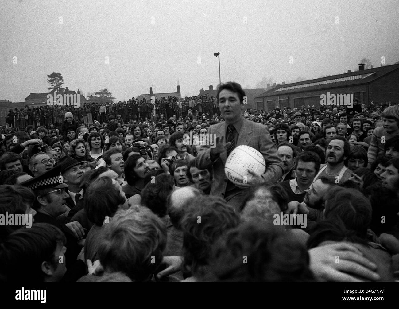 Brian Clough Ashbourne gara 1975 parla alla folla palla sotto braccio Febbraio 1975 Foto Stock