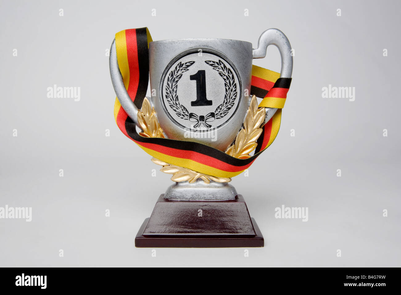 Primo posto del trofeo cup avvolto in un telaio con la bandiera tedesca di colori Foto Stock