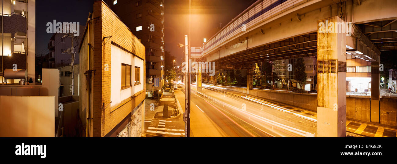 Il traffico che passa su una strada di notte, Tokyo, Giappone Foto Stock
