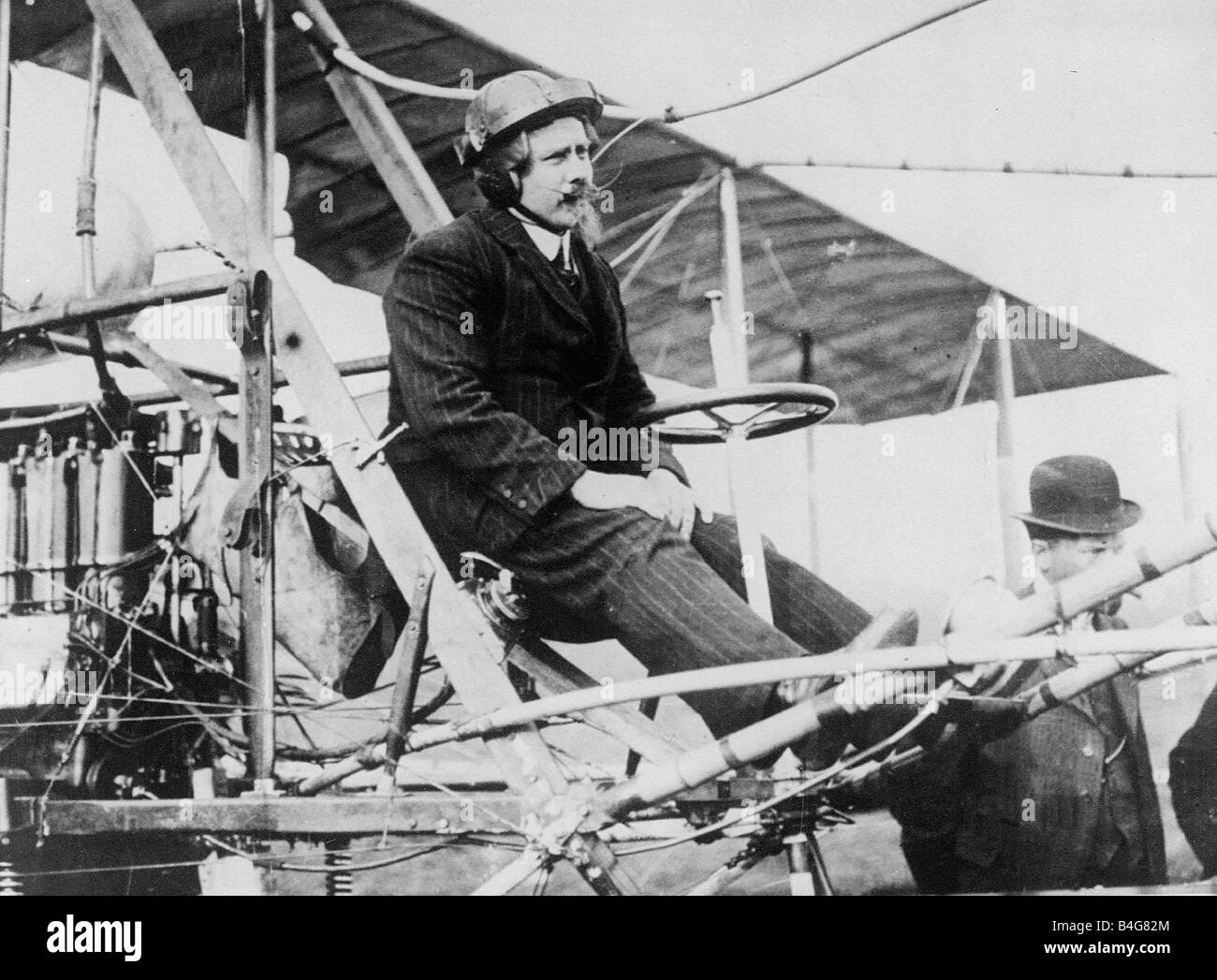 Il colonnello S F Cody aviatore pioniere nel suo aeromobile Foto Stock