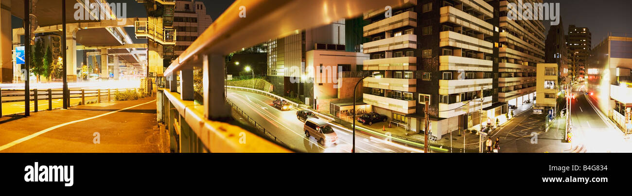 Cars driving lungo le strade di Tokyo di notte Foto Stock