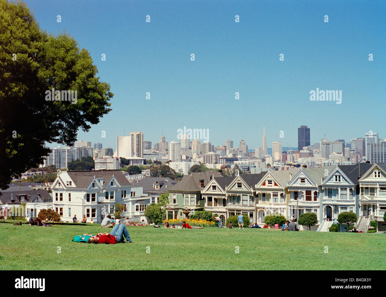 Persone sdraiati sull'erba, San Francisco, Stati Uniti d'America Foto Stock