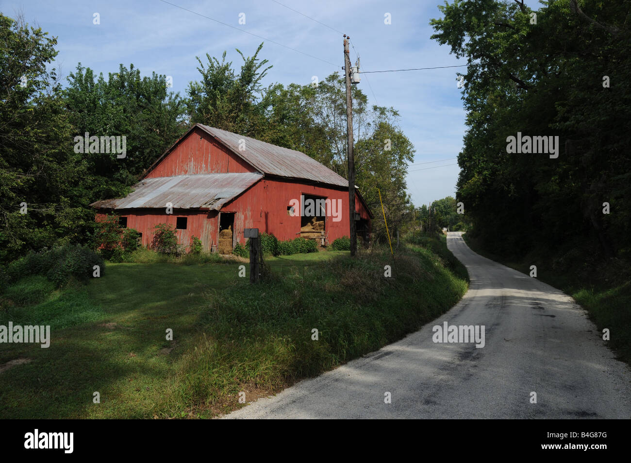 Granaio rosso costruito nel 1800s con picchetti di legno. Rural Illinois Foto Stock