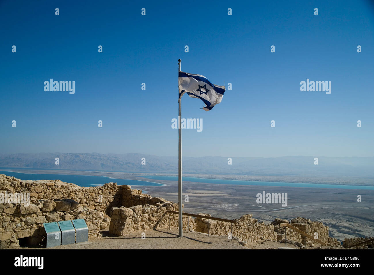 Vista del Mar Morto e una bandiera israeliana da Masada Parco Nazionale Foto Stock