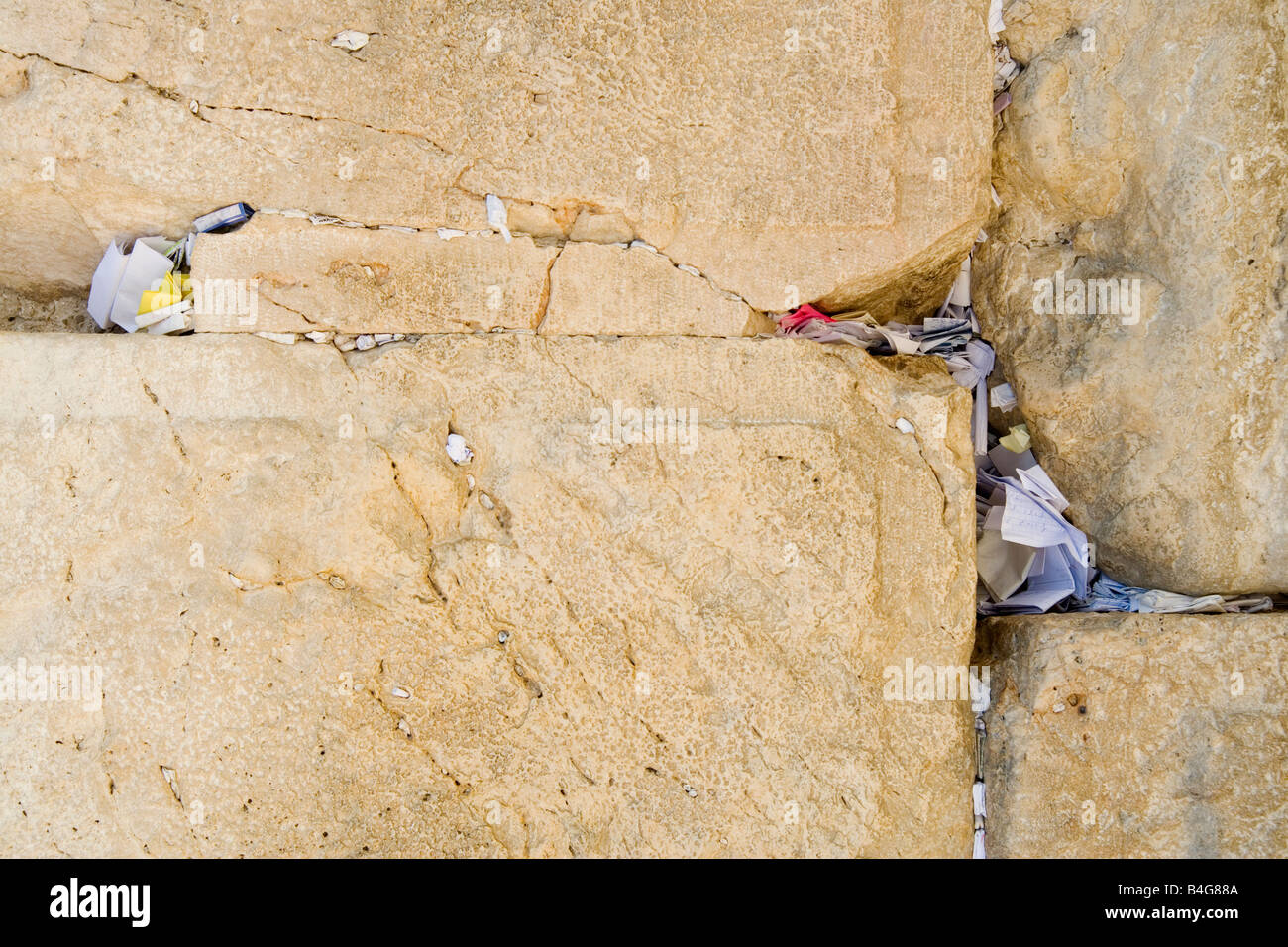 Fogli di carta con la preghiera su di loro nelle fessure del Muro del pianto di Gerusalemme Foto Stock