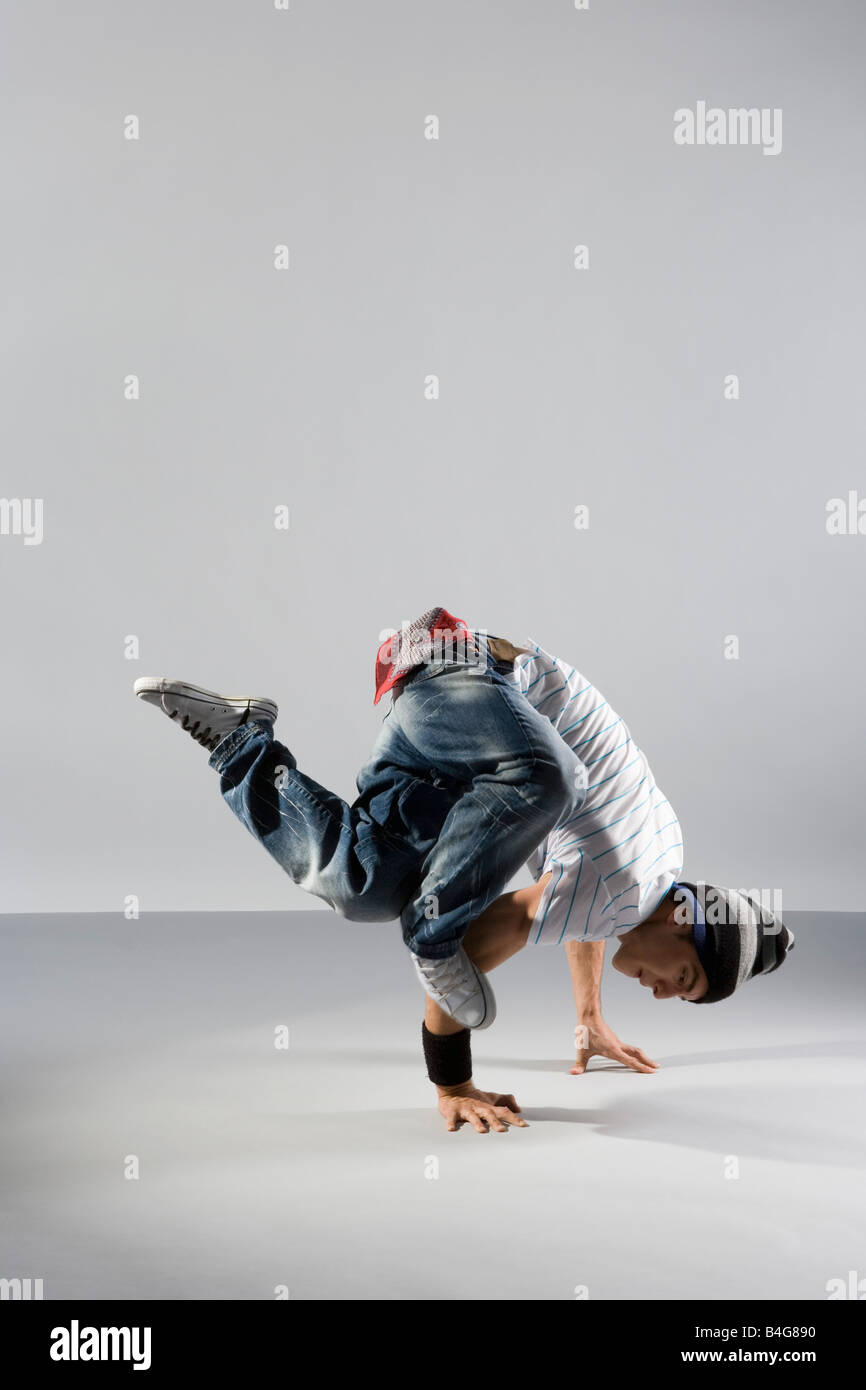 Un B-boy facendo un congelamento breakdance spostare Foto Stock
