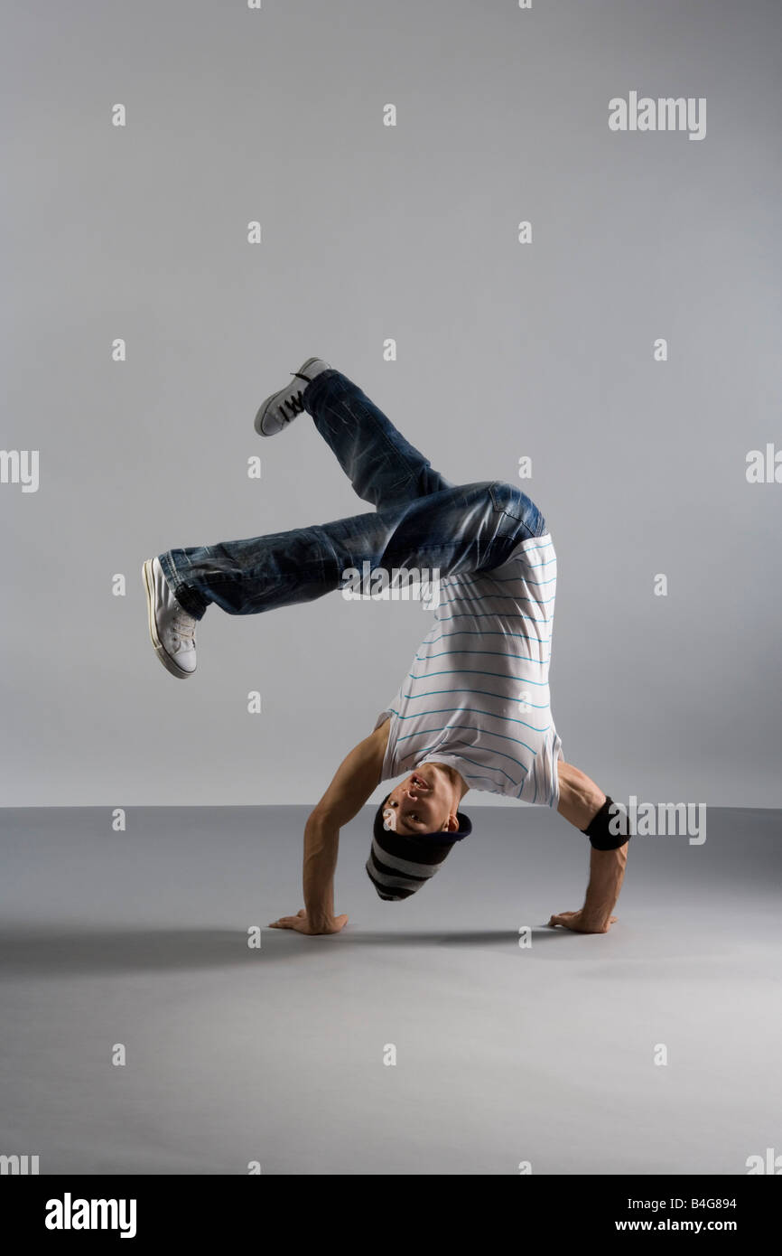 Un B-boy facendo un congelamento Handstand breakdance spostare Foto Stock