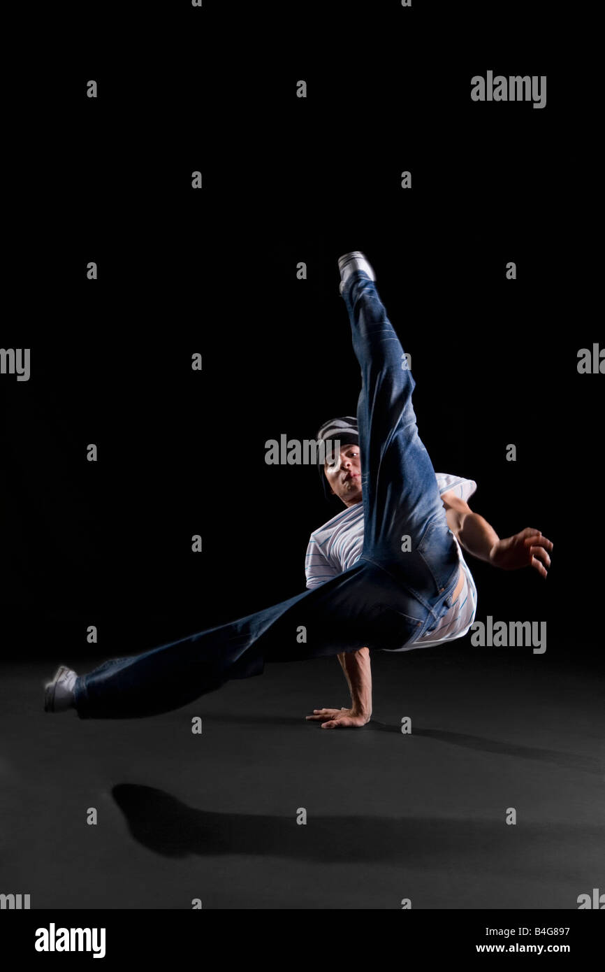 Un B-boy facendo una svasatura breakdance spostare Foto Stock