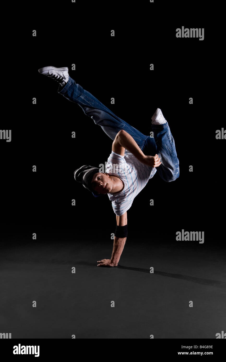 Un B-boy facendo un K-Kick breakdance spostare Foto Stock