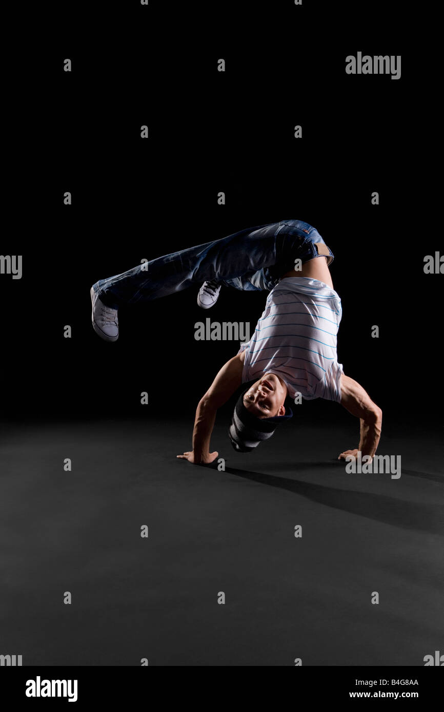 Un B-boy facendo un congelamento Handstand breakdance spostare Foto Stock