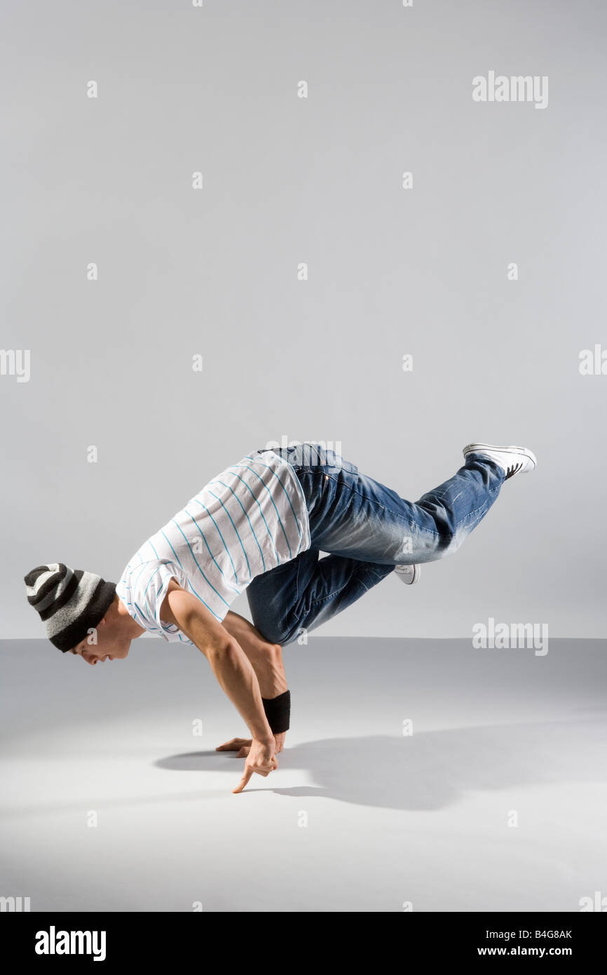 Un B-boy facendo un Airbaby breakdance spostare Foto Stock
