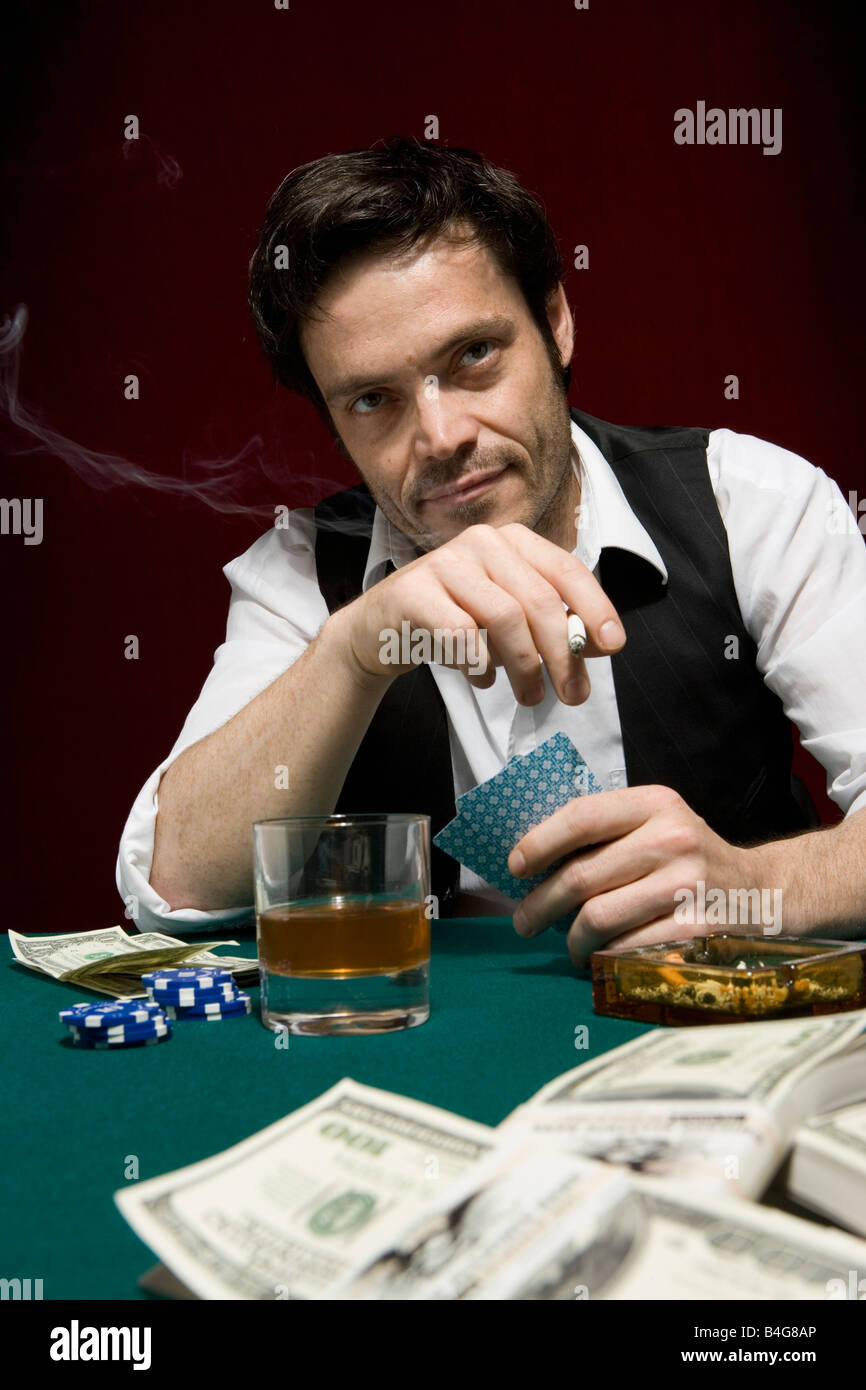 Un uomo in un high stakes poker game cercando di sospetto Foto Stock