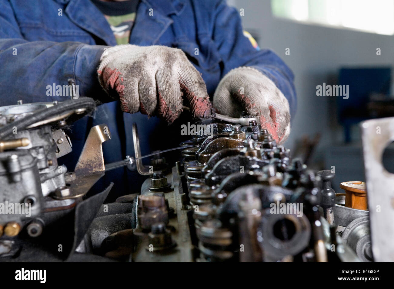 Un meccanico di fissaggio di un motore Foto Stock