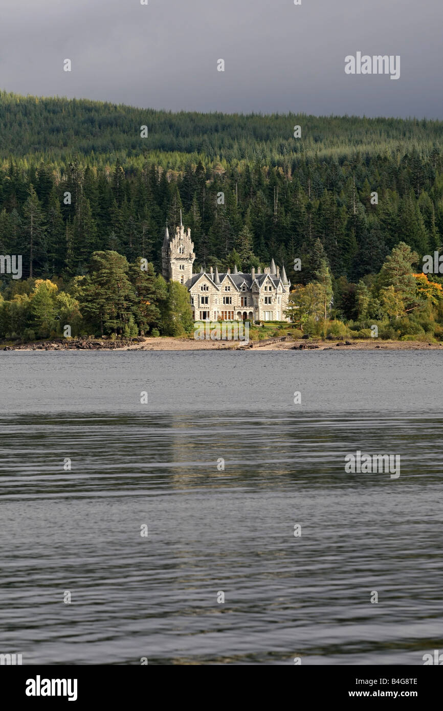 Ardverikie Station Wagon accanto all'acqua di Loch Laggan, Inverness-shire, Scozia, girato nella serie tv monarca del Glen Foto Stock