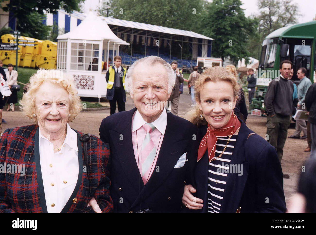 Sir John Mills attore con sua figlia attrice Hayley Mills e sua moglie Foto Stock