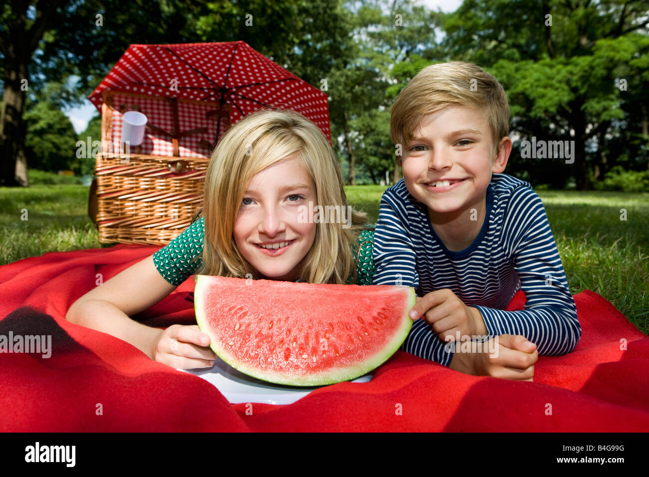 Due bambini con una fetta di cocomero Foto Stock