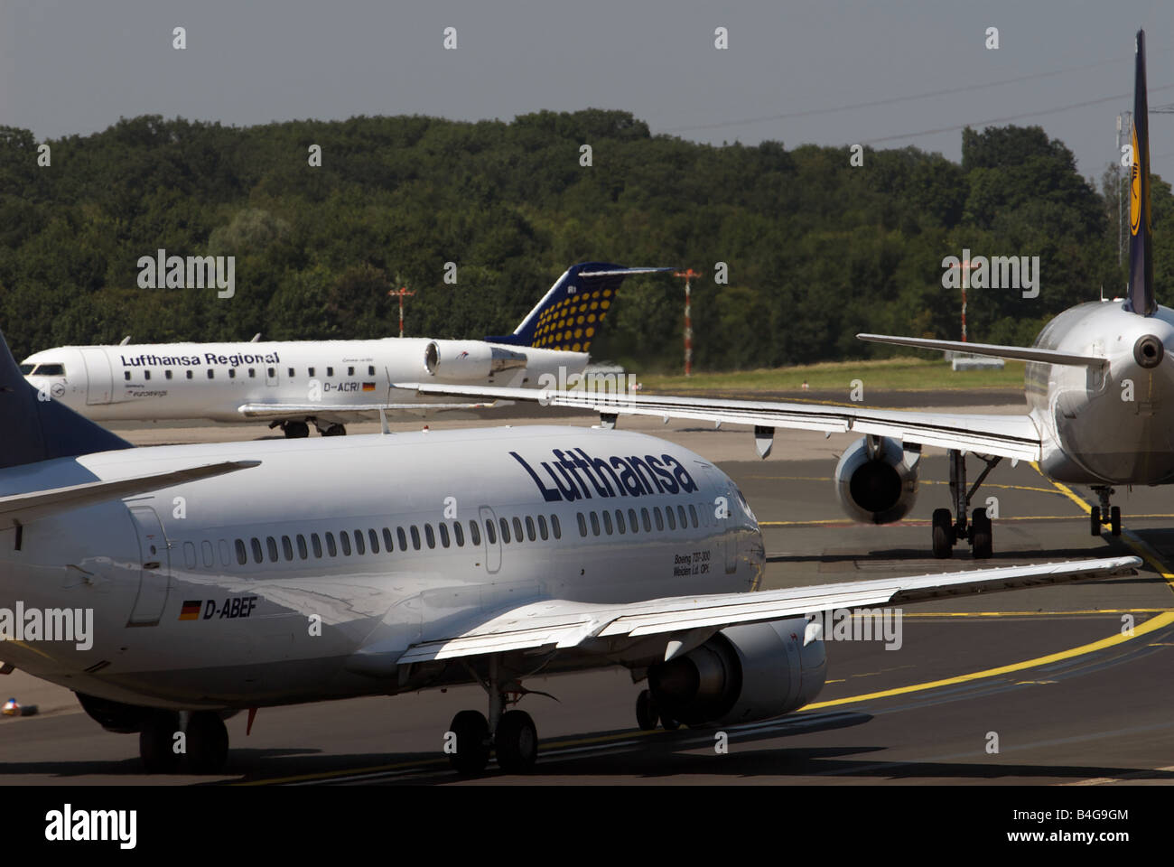 I passeggeri Lufthansa Aeromobili in rullaggio in pista all'Aeroporto Internazionale di Dusseldorf, Renania settentrionale-Vestfalia (Germania). Foto Stock