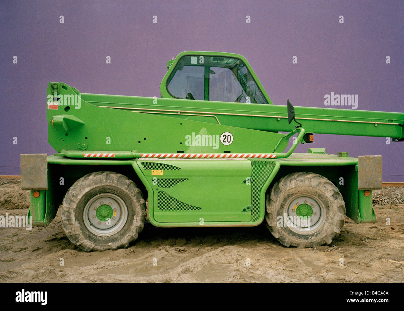 Un veicolo verde su un sito in costruzione Foto Stock