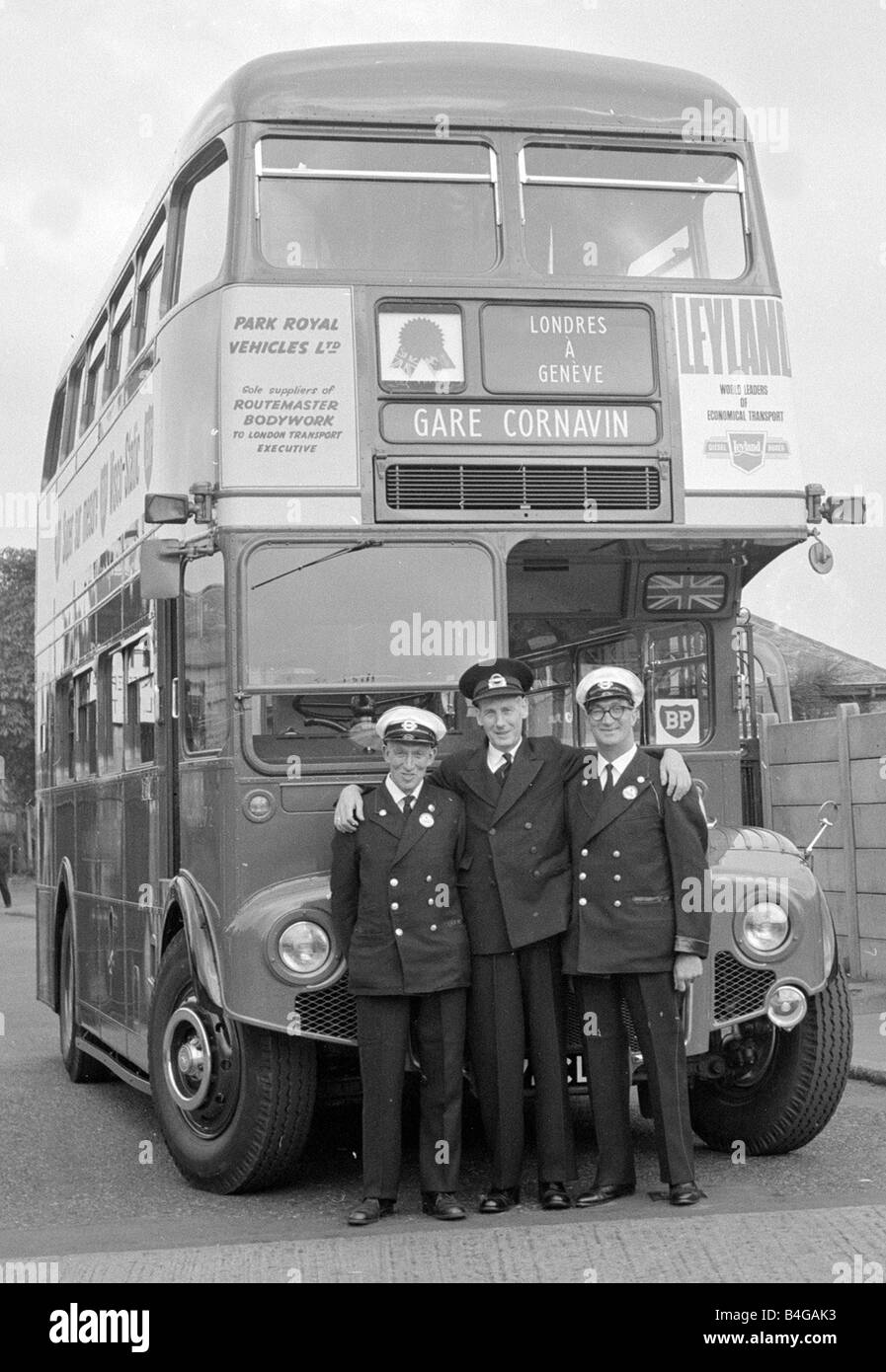 A Londra Trasporto autobus Routemaster visto qui a Chiswick garage prima di partire per un tour continentale per promuovere British Engineering l'equipaggio sono costituiti da Leonard Williams Sidney Drinkwater e Arthur Slater Foto Stock