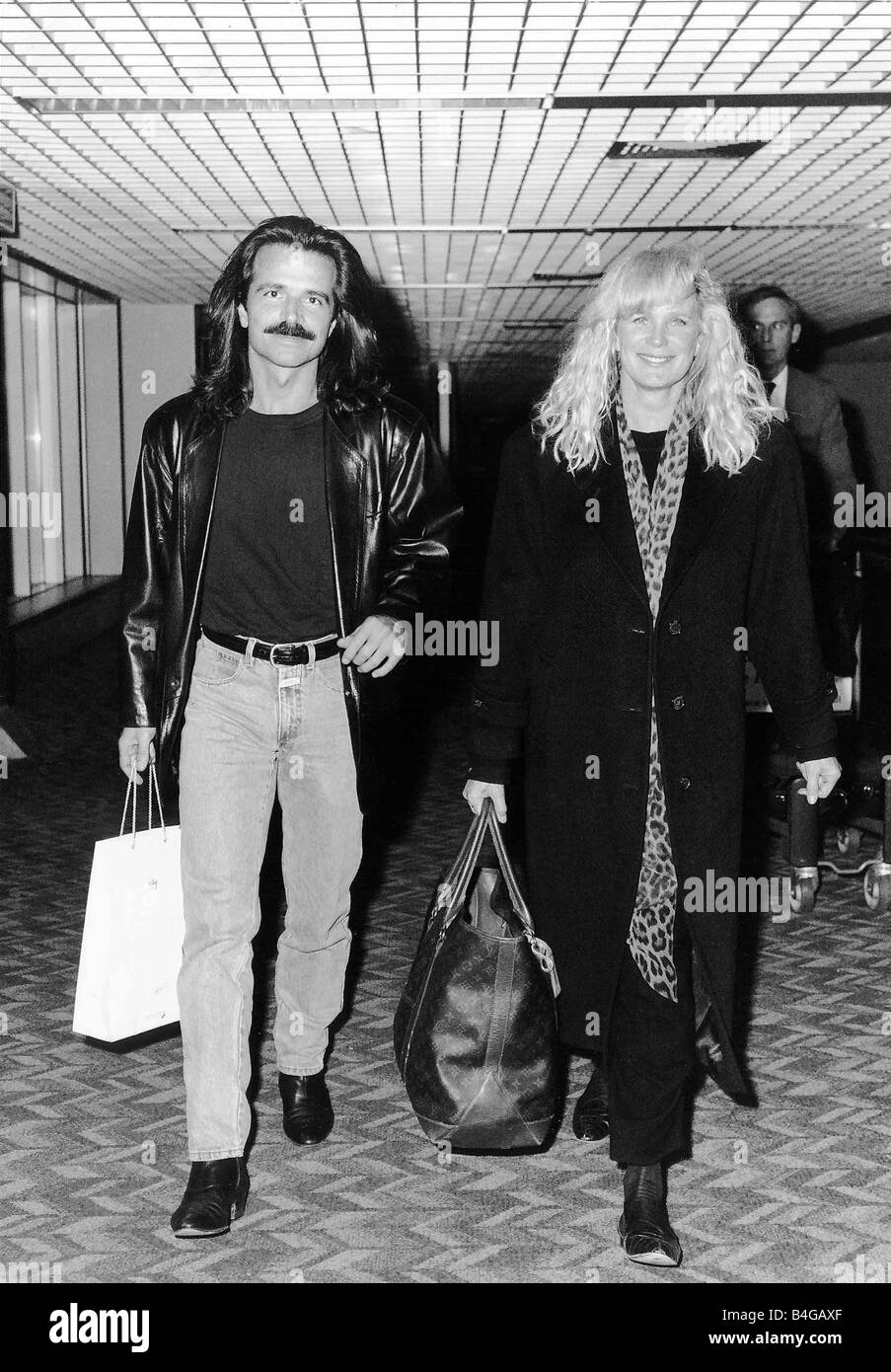 Linda Evans attrice americana che arrivano all'aeroporto di Heathrow da Seattle con il fidanzato musicista greco Johnny en route per Nizza per un TV Festival Foto Stock